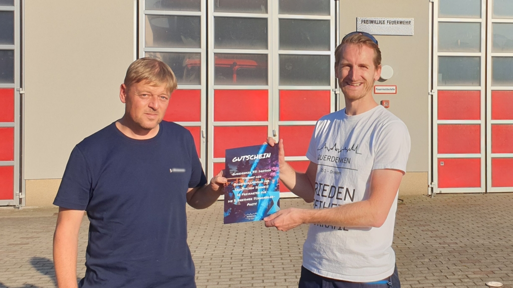 Feuerwehrmann Jens erhält den Gutschein über 10 Freikarten für die nächste Schwurbler-Party von Marcus Fuchs