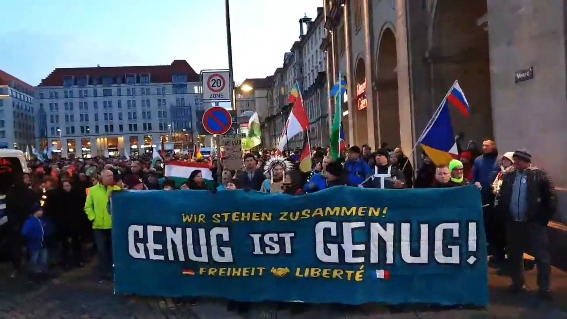 Banner mit der Aufschrift "Genug ist genug!" und Trommler kurz vor Beginn des Aufzugs auf dem Altmarkt