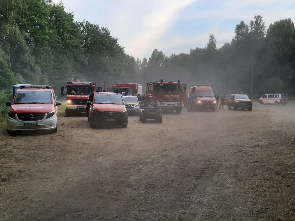 Einsatzfahrzeuge der Feuerwehr im Waldbrandgebiet