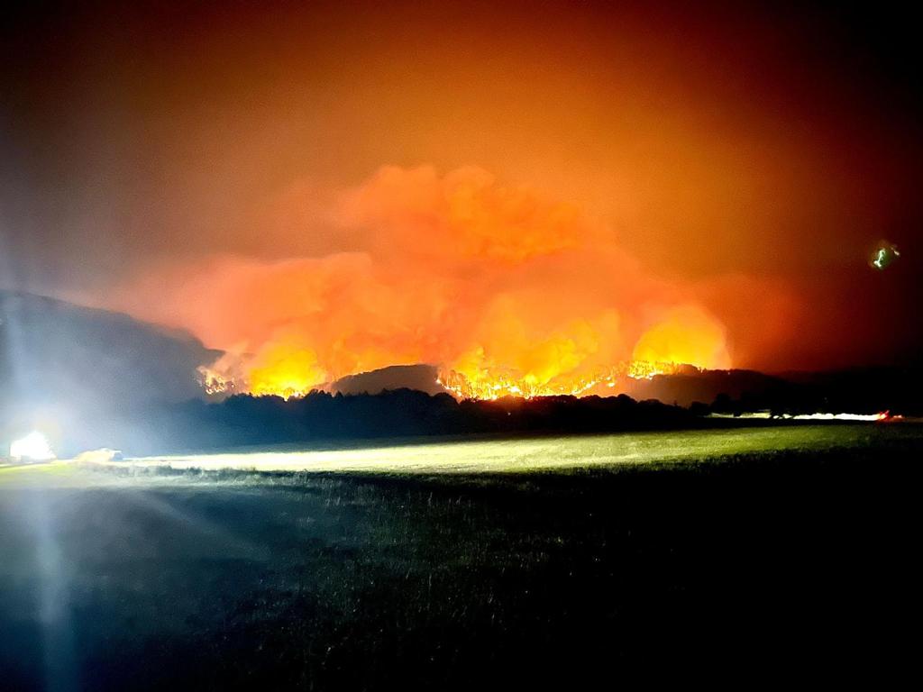 Der Wald der Sächsischen Schweiz brennt lichterloh bei Nacht