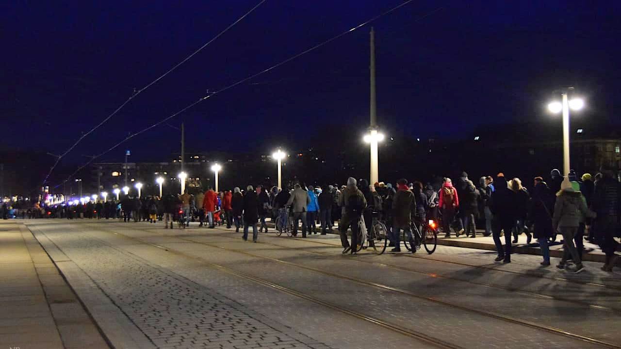 Spaziergang des Gesundheitswesens auf der Augustusbrücke am 28.01.2022 in Dresden