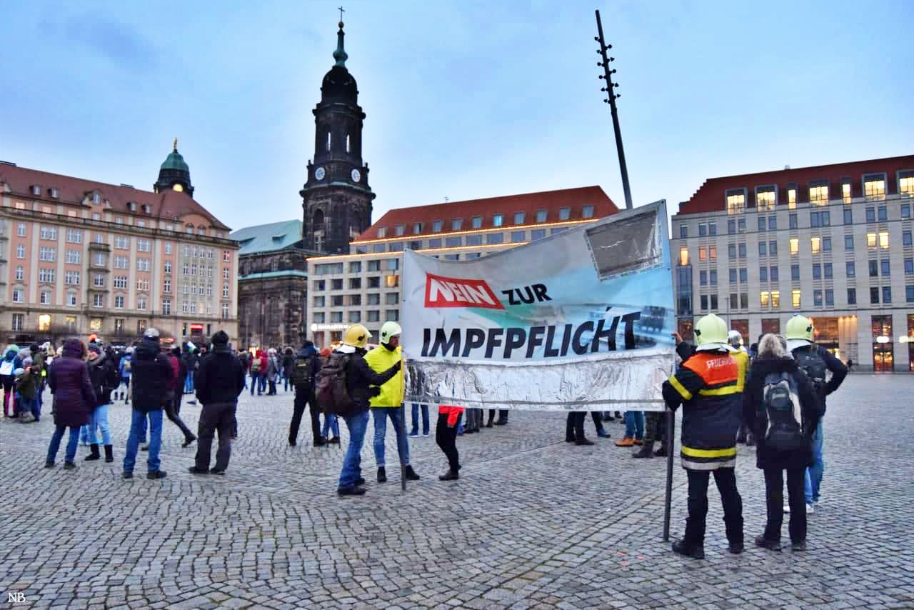 Banner der Feuerwehr Dresden für eine freie Impfentscheidung