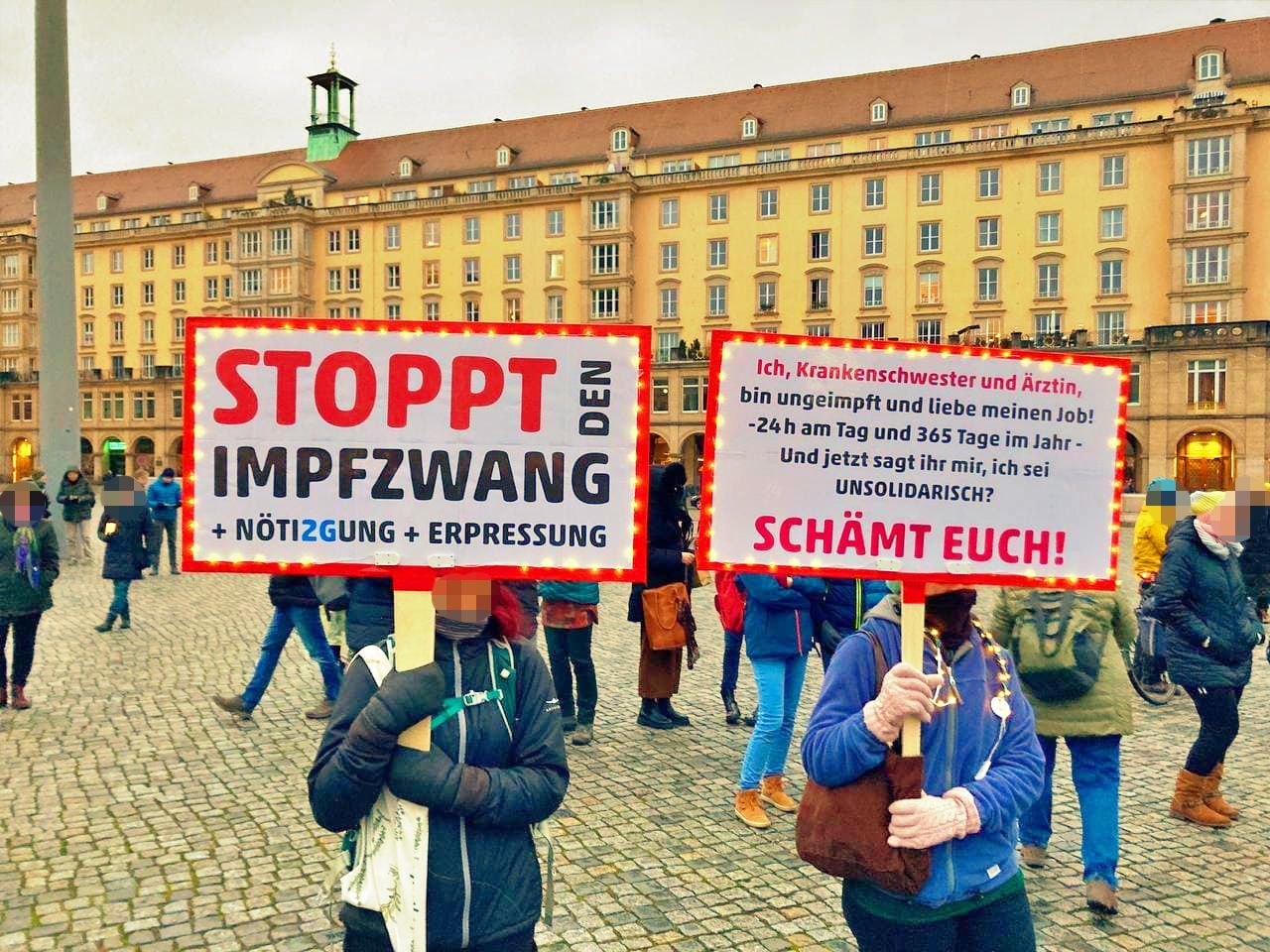 Stoppt den Impfzwang steht auf dem Schild dieser Mediziner aus Dresden