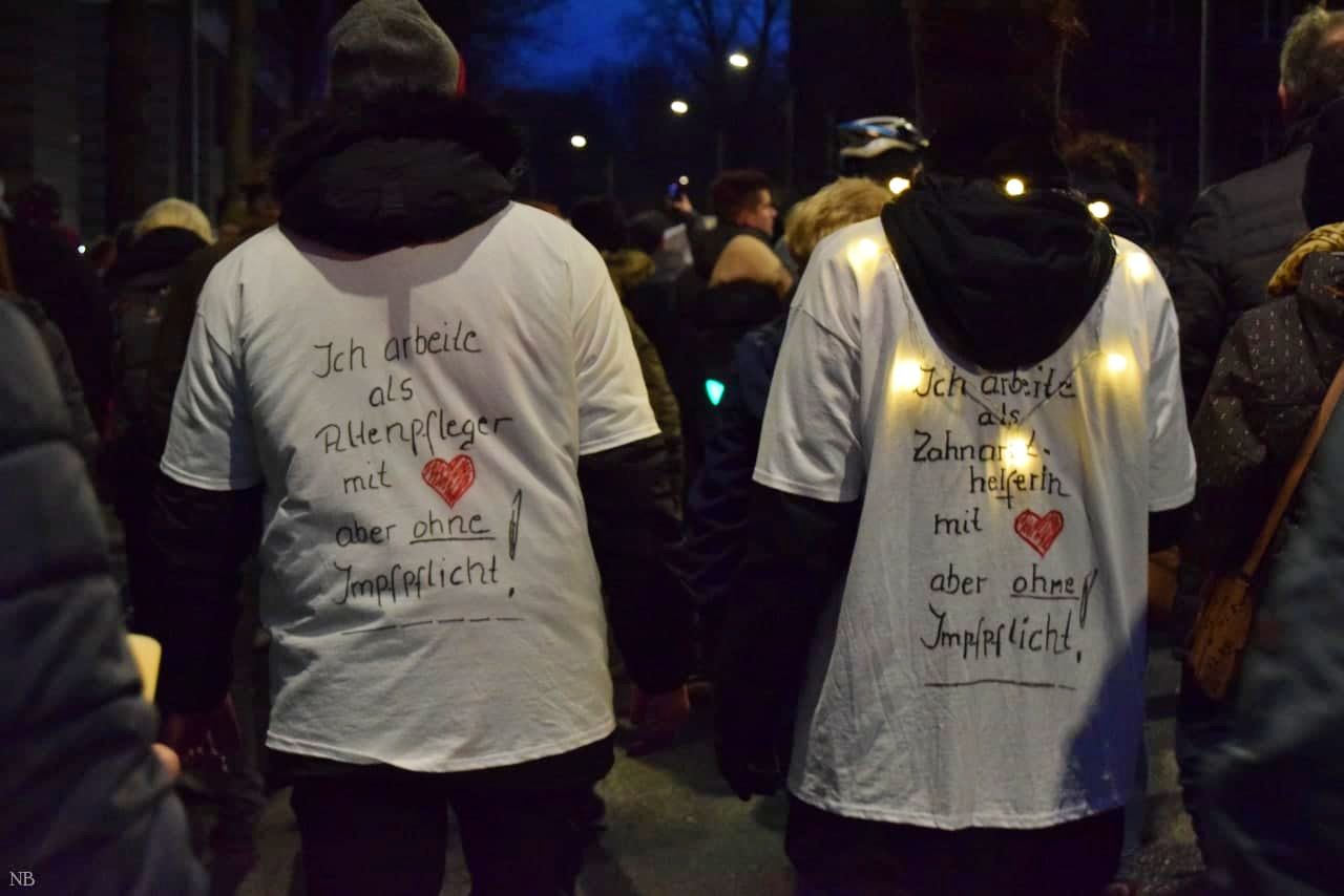 Mitarbeiter aus dem Gesundheitswesen protestieren für eine freie Impfentscheidung in Dresden