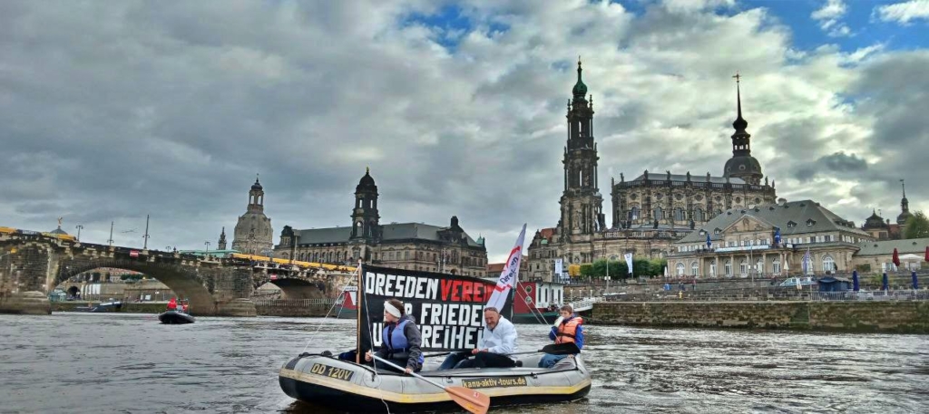 Ein Schlauchboot auf der Elbe vor der prächtigen Kulisse der Dresdner Altstadt